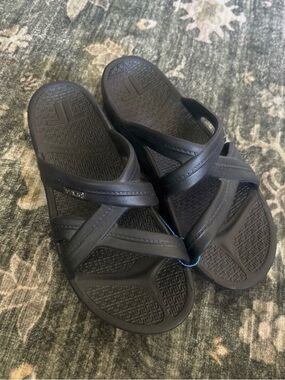 Black Women's Cross-Strap Sandals
